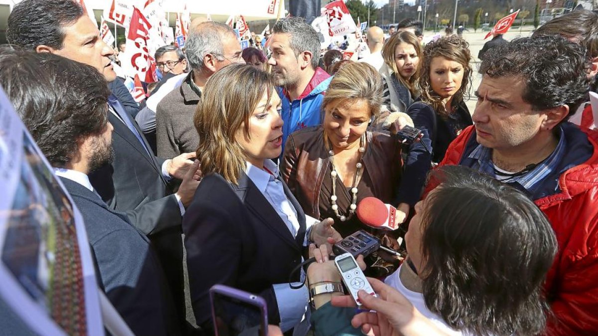 La vicepresidenta Valdeón y la consejera Marcos conversan él comité de empresa de Dulciora.-ICAL