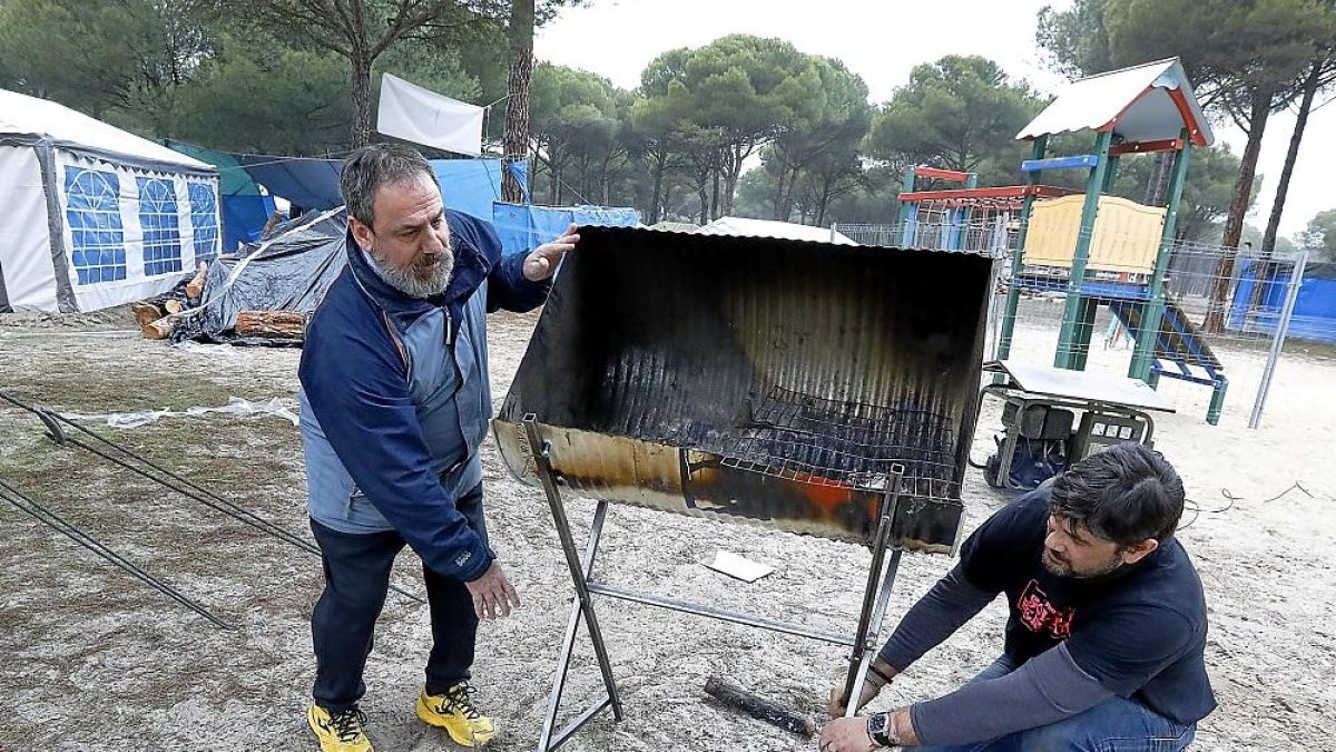 Dos participantes en la concentración ‘Motauros’ instalan su parrilla en el Pinar de Valdegalindo.-J.M. LOSTAU