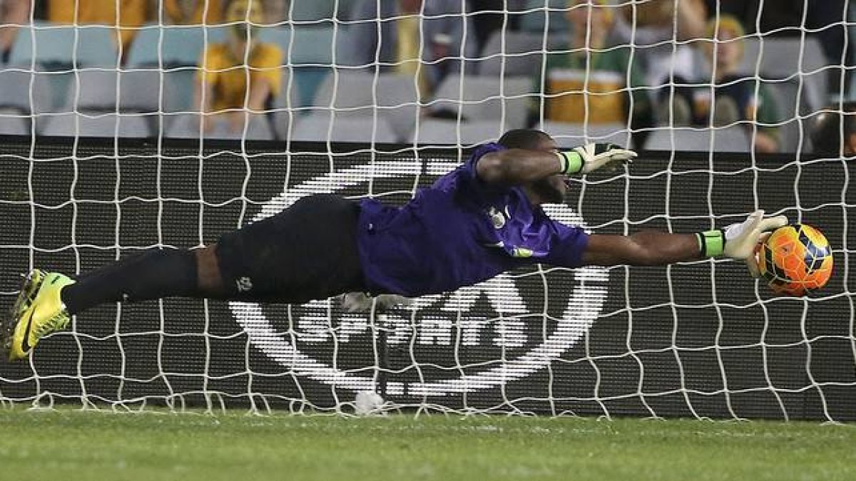 El portero y capitán de la selección sudafricana, Senzo Meyiwa, durante un partido contra Australia el pasado mayo.-