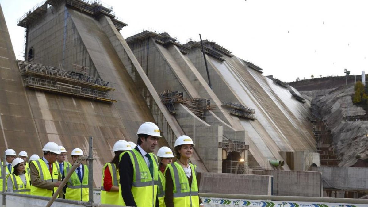 La ministra de Agricultura, Alimentación y Medio Ambiente, Isabel García Tejerina, visita la presa de Castrovido, en Burgos. La ministra estará acompañada de la delegada del Gobierno en Castilla y León, María José Salgueiro; el consejero de Fomento y Medi-Ical