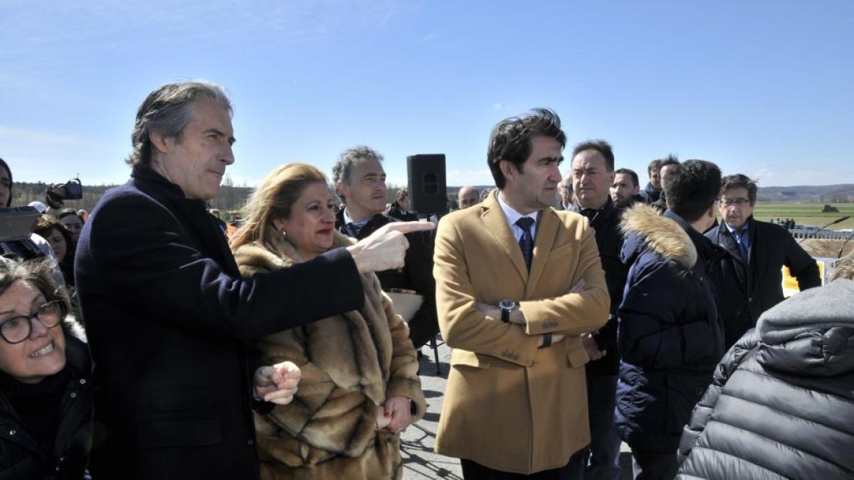 Íñigo de la Serna, junto al consejero Juan Carlos Suárez Quiñones, en la visita a Soria.-VALENTÍN GUISANDE