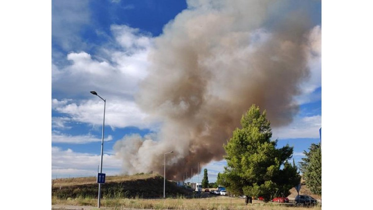 Imagen del incendio en Zaratán. - @Edu_rodriguezG
