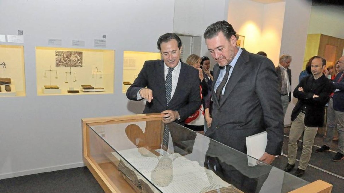 El director del Museo del Prado, Miguel Zugaza (dcha), visitó ayer el Museo de las Ferias de Medina, como cierre de la muestra del artista Rogier van der Weyden. En la foto, con Antonio Sánchez del Barrio (izq), director de centro medinense.-Santiago