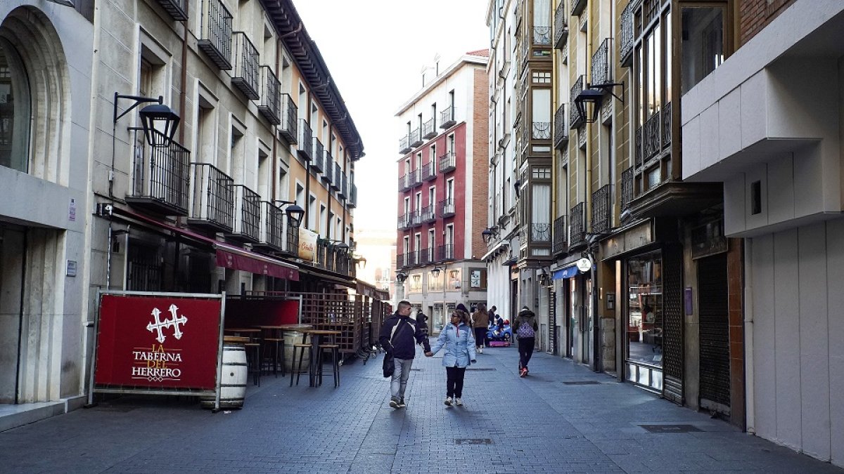 La calle Calixto Fernández de la Torre y al fondo la plaza Mayor. - J.M. LOSTAU