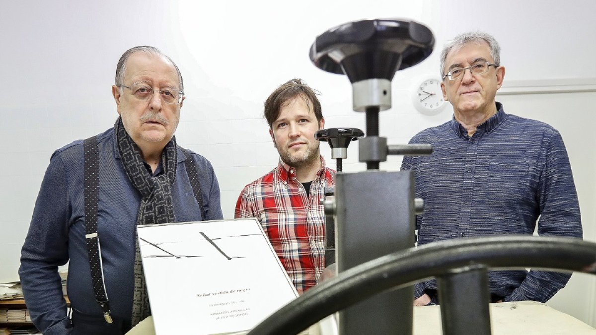 Armando Arenillas, Fernando del Val y Javier Redondo junto a su libro de artista.  J. M. LOSTAU