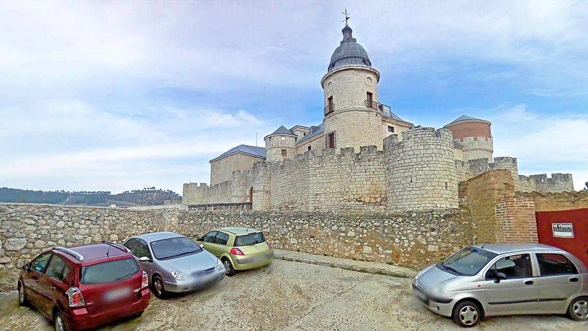 Vehículos estacionados en las proximidades del emblemático Archivo de Simancas.-GGL SW