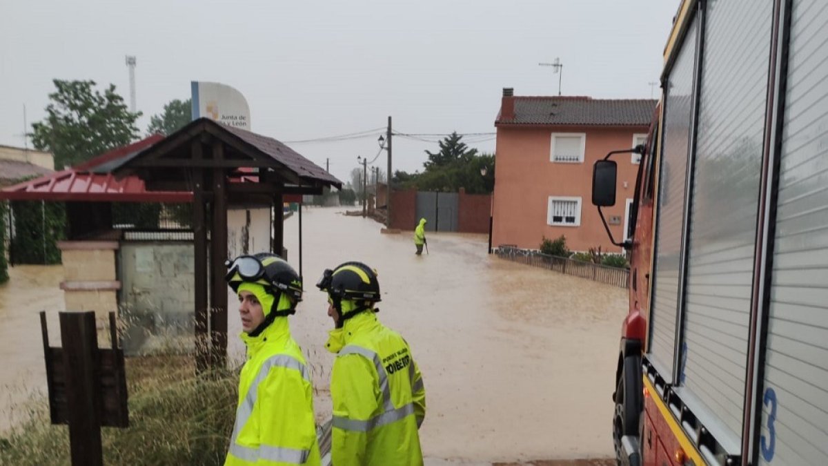 Imágenes de las inundaciones en Berrueces, Tierra de Campos, próximo a Villalón. E. M.