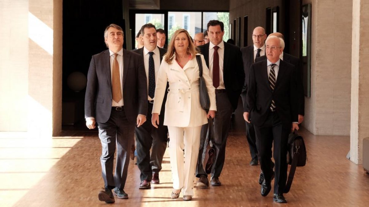 Pilar del Olmo y su equipo con el nuevo portavoz del PP, Raúl de la Hoz, ayer antes de explicar el presupuesto en las Cortes-EL MUNDO
