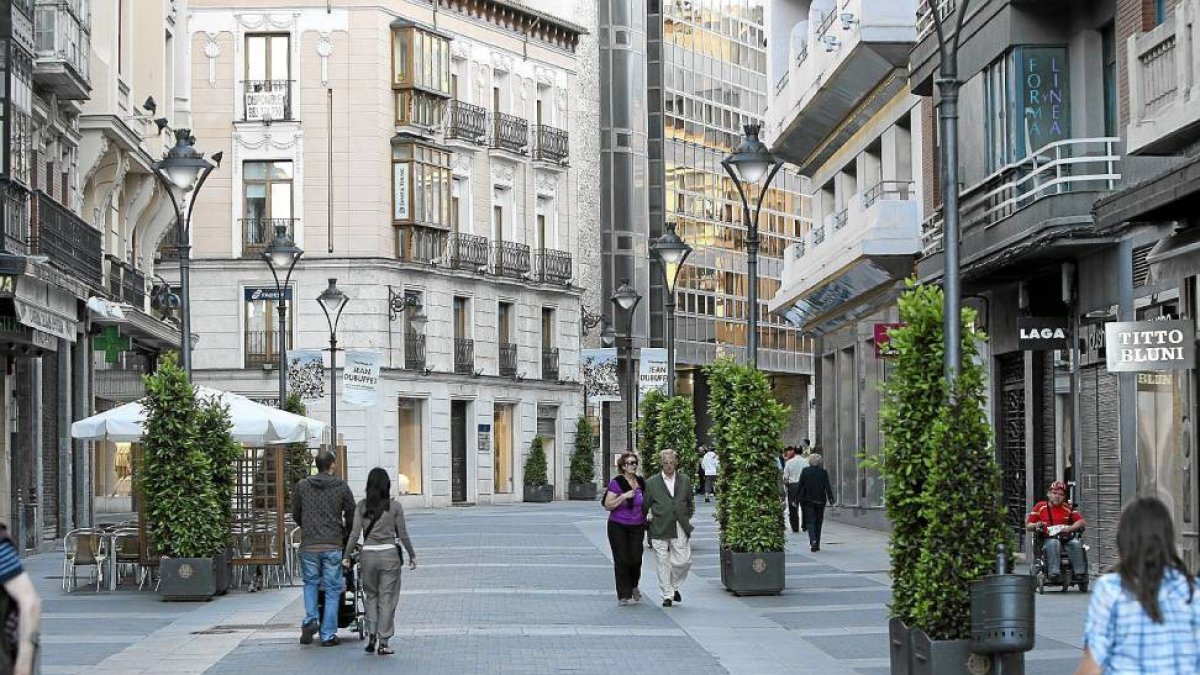 La calle Santiago de Valladolid, una de las zonas más comericales de la ciudad-J.M.Lostau