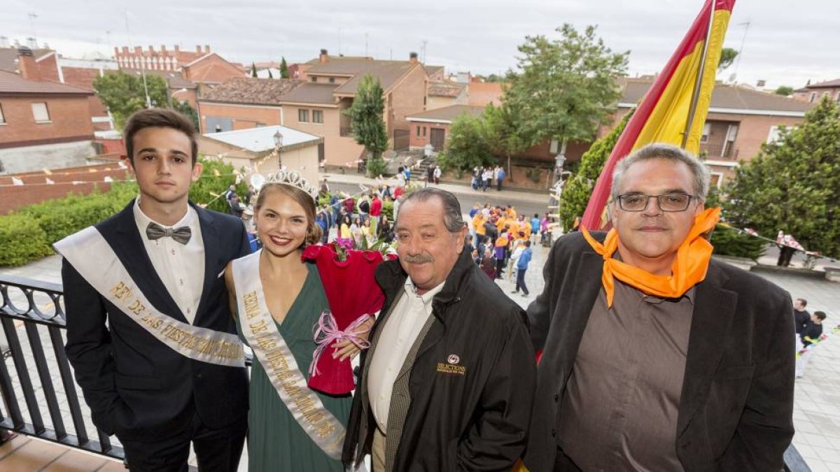 Los representantes de las fiestas, Pascual Herrera y el alcalde, Víctor Manuel Sanz, antes del pregón.-Miguel Ángel Santos