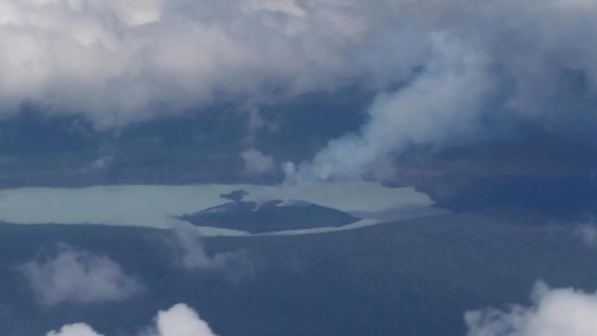 Imagen aérea del volcán Manaro, que ha obligado a evacuar de forma definitiva una isla de Vanuatu.-AFP