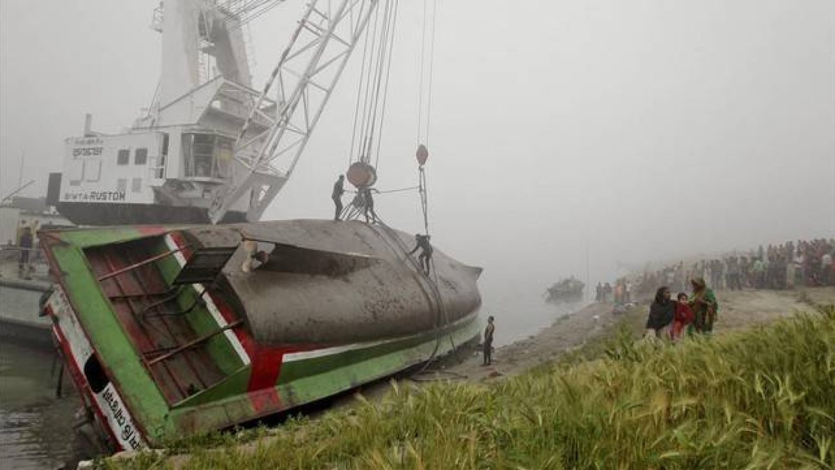 Las autoridades tratando de recuperar el ferry accidentado este domingo en el río Padma en Bangladesh.-Foto:   AP PHOTO / A.M. AHAD