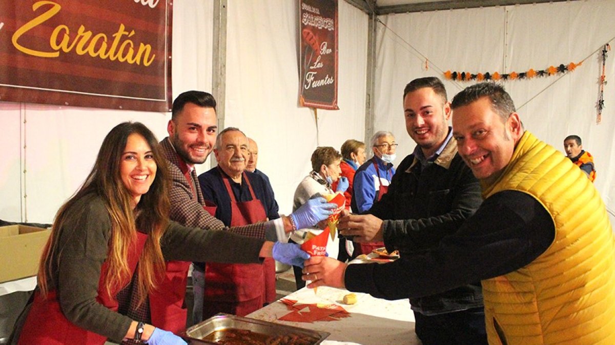 El alcalde de Zaratán, Roberto Migallón, entregando salchichas durante las fiestas de 2022. AYTO ZARATAN