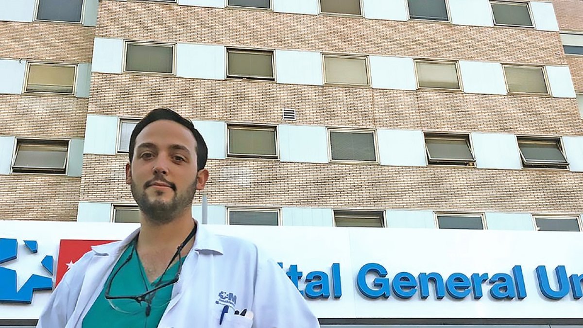 El joven médico zamorano Raúl Antúnez-Conde en el Hospital General Universitario Gregorio Marañón de Madrid. EL MUNDO