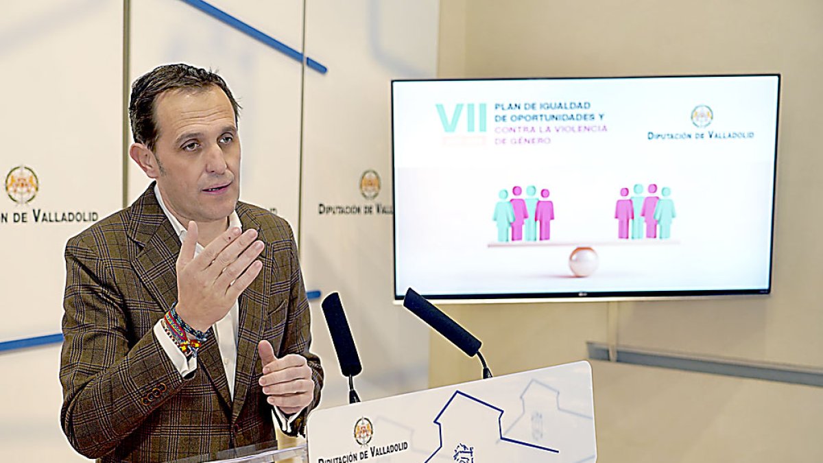 El presidente de la Diputación de Valladolid, Conrado Íscar, presenta el VII Plan de Igualdad. ICAL
