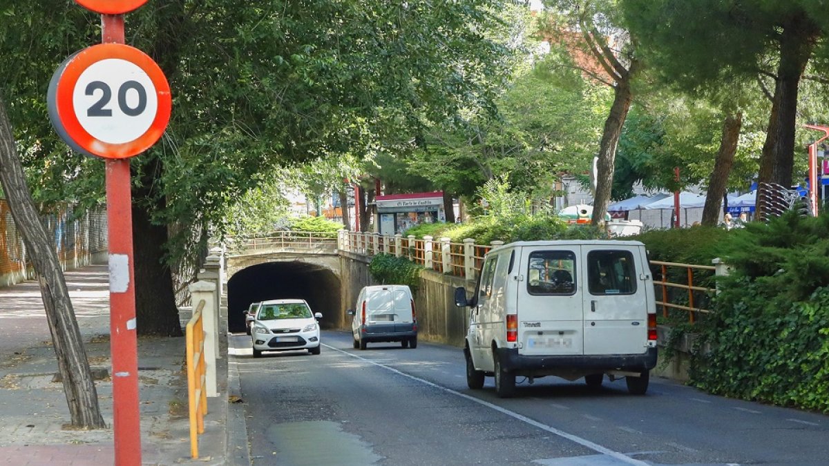 Salida del túnel de Labradores hacia la Avenida de Segovia, con el muro que da a los talleres de Renfe a la izquierda.- J. M. LOSTAU