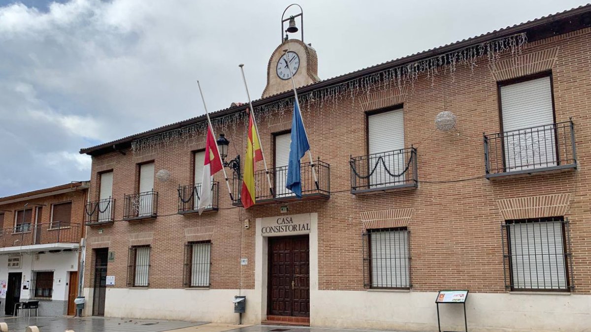 Banderas a media asta en el ayuntamiento de Marchamalo. / E.M.