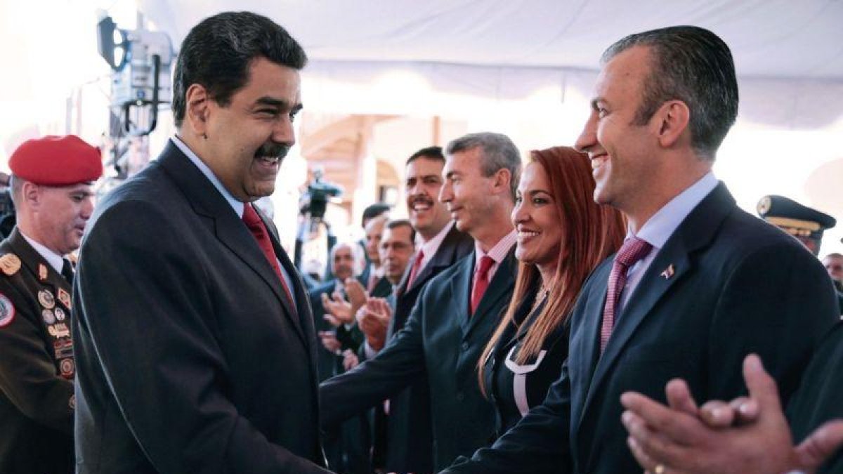 El presidente venezolado, Nicolás Maduro, saluda a su nuevo vicepresidente, Tareck El Aissami.-AFP / HO