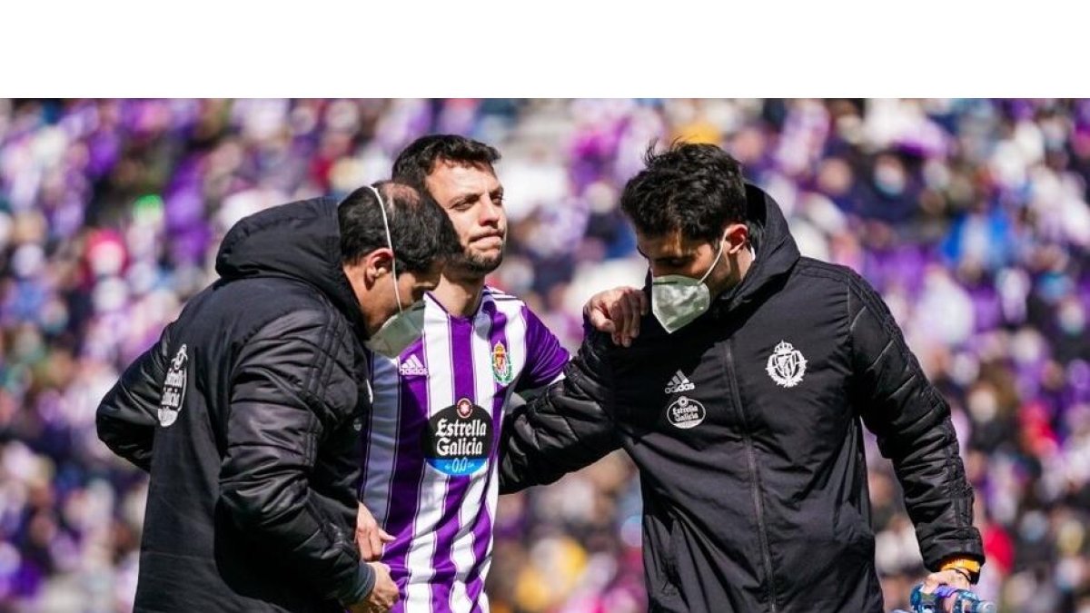Óscar Plano se retira lesionado en el choque ante el Lugo. / RV / A. PUENTE