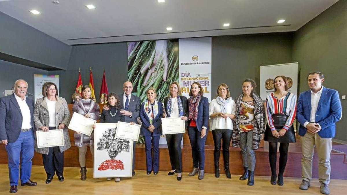 Foto de familia de las premiadas con miembros del jurado ayer, en el salón de actos del centro Artis de Portillo, con Jesús Julio Carnero y Rosa Valdeón en el centro.-Ical