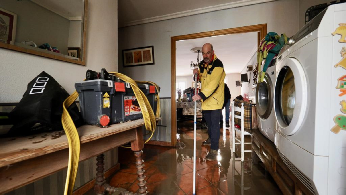 Limpieza de las casas inundadas tras la crecida del Cega. Photogenic/Miguel Ángel Santos.