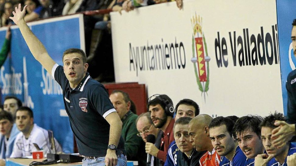 Nacho González, ex entrenador del BM Nava cuando era filial del BM Valladolid, da instrucciones en el BM Atlético-J.M.Lostau
