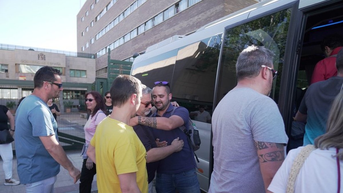 Los representantes de los trabajadores de Siro, en el momento de montar en el autobús rumbo Madrid.- ICAL