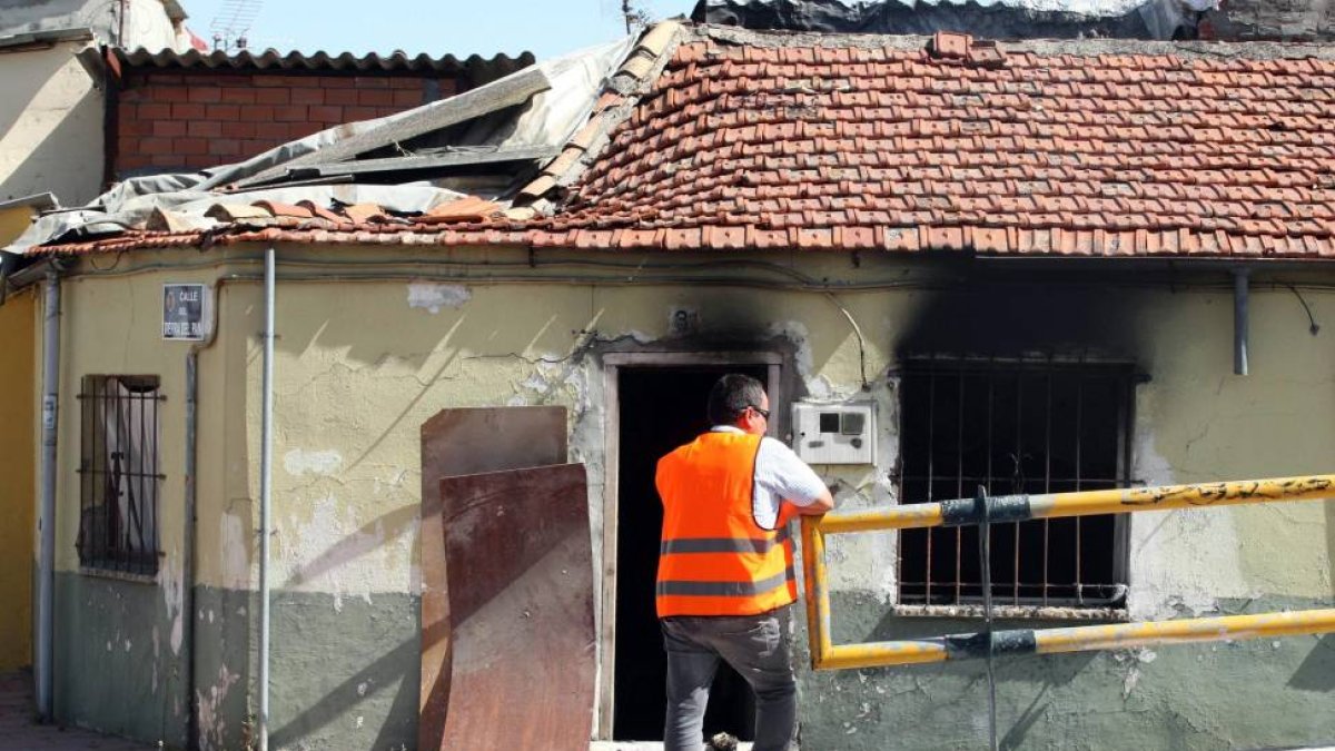 Una vivienda de planta baja ha quedado prácticamente calcinada tras ser afectada por un incendio en la calle Valle de Arán de Valladolid capital-Ical