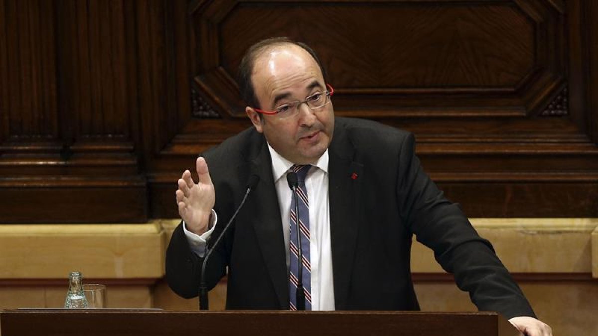 El líder del PSC, Miquel Iceta, durante su intervención en el pleno del Parlament de Cataluña-Toni Albir