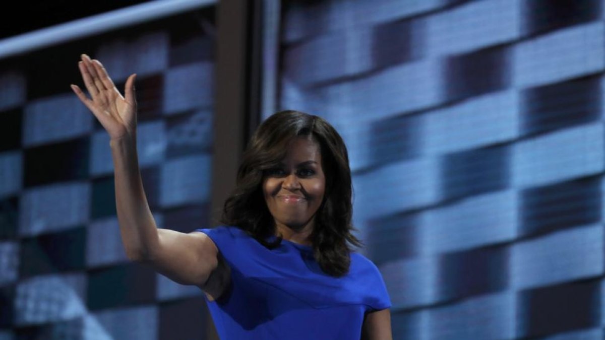 Michelle Obama saluda tras pronunciar su discurso en la convención demócrata.-REUTERS / JIM YOUNG