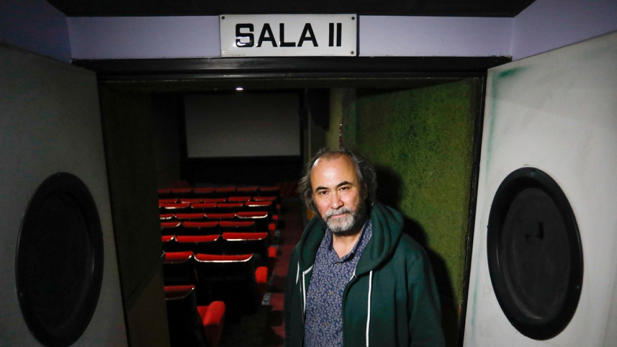 Arturo Dueñas, en el interior de una de las tres salas de los Cines Casablanca. J.M. LOSTAU