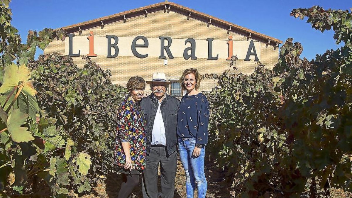 Juan Antonio Fernández entre su hija Patricia (i) y Cristina, administrativa de la bodega,-Mariam Deneiva