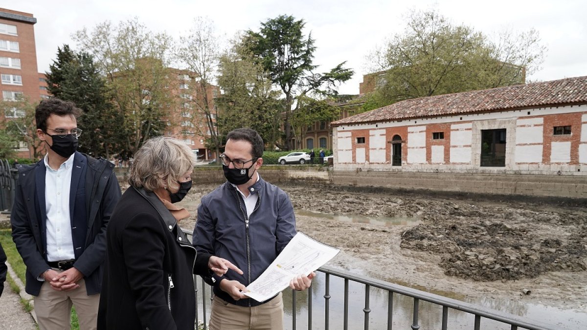 La presidenta de la CHD, Cristina Danés, visita las obras de la dársena del Canal de Castilla en Valladolid.- ICAL
