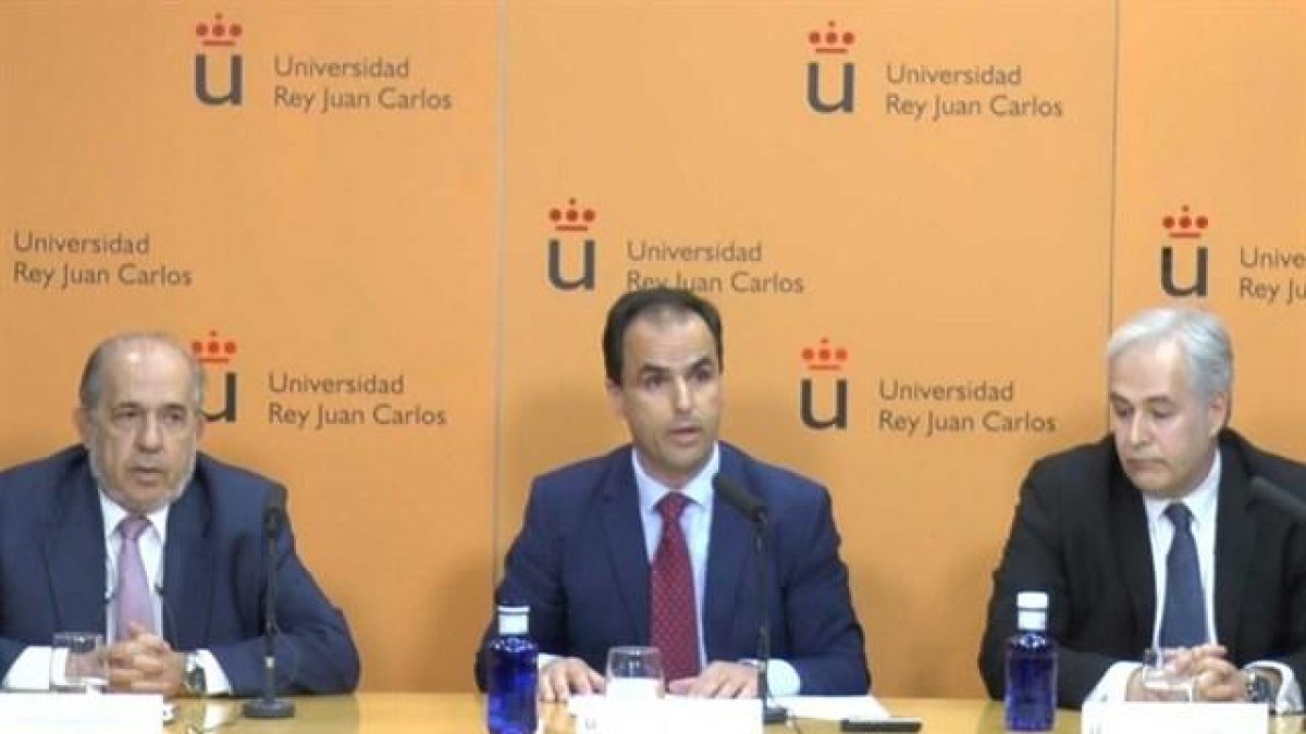 El rector de la URJC y los profesores del máster en rueda de prensa-EUROPA PRESS