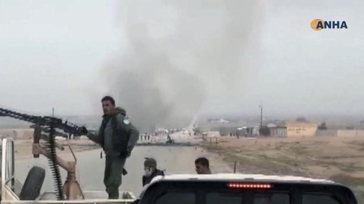 Combatientes kurdisorios montan guardia en el lugar del atentado, próximo a la ciudad siria de Hasaka.-ANHA (AP)