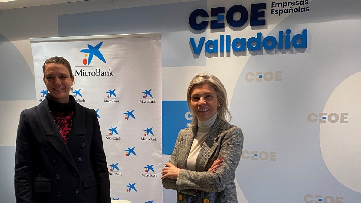 Firma del convenio entre CEOE Valladolid y MicroBank. -E.M.