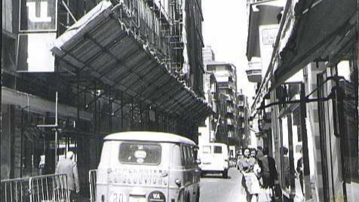 Vista de la calle Teresa Gil con tráfico. A la izquierda, andamios en la fachada del convento de Porta Coeli, 197?.- ARCHIVO MUNICIPAL DE VALLADOLID