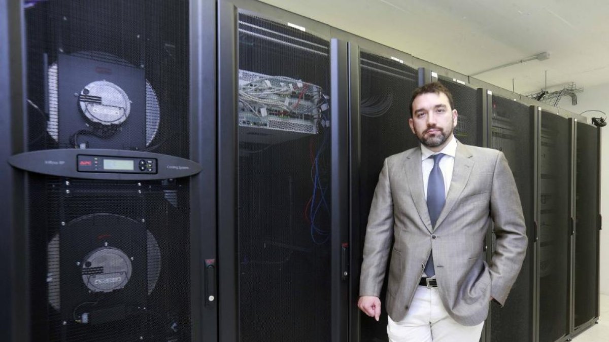 Santiago Cuesta, director general del ICCRAM, en la sala donde se encuentra el centro de supercomputación que facilitará la tarea del proyecto.-RAÚL OCHOA