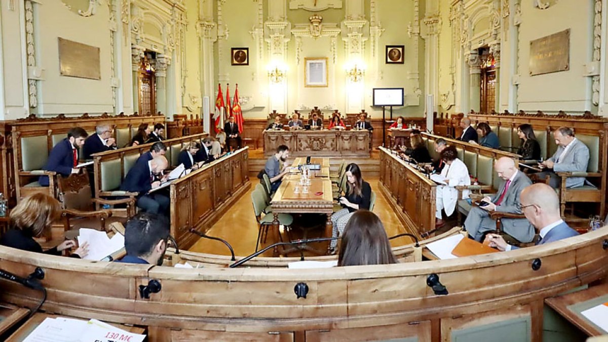 Sesión plenaria del Ayuntamiento de Valladolid, ayer. D. V.