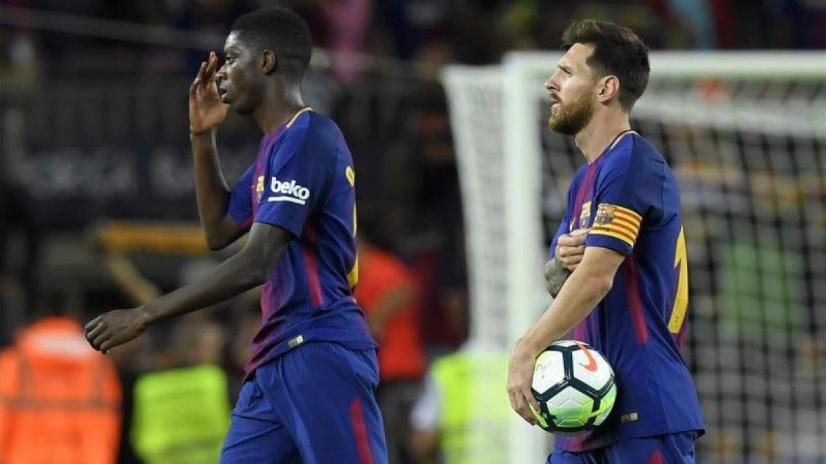 Dembélé y Messi, en el Camp Nou tras el 5-0 del Barça al Espanyol.-AFP / LLUIS GENE