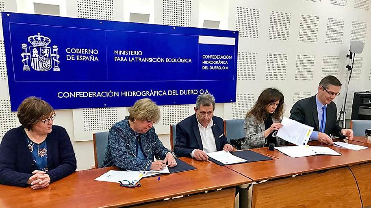 Cristina Danés y Carlos del Barrio, en la firma del convenio.-CHD