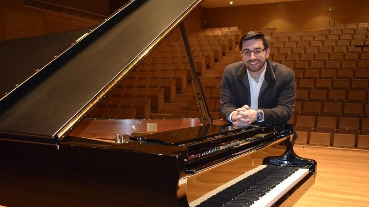 Ernesto Monsalve, tras su piano en el Auditorio Miguel Delibes.-ARGICOMUNICACIÓN