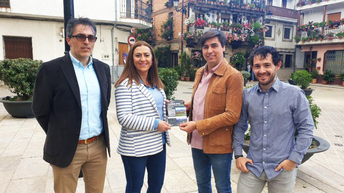 La delegada del Gobierno, Virginia Barcones, visita Candeleda en Ávila. ICAL