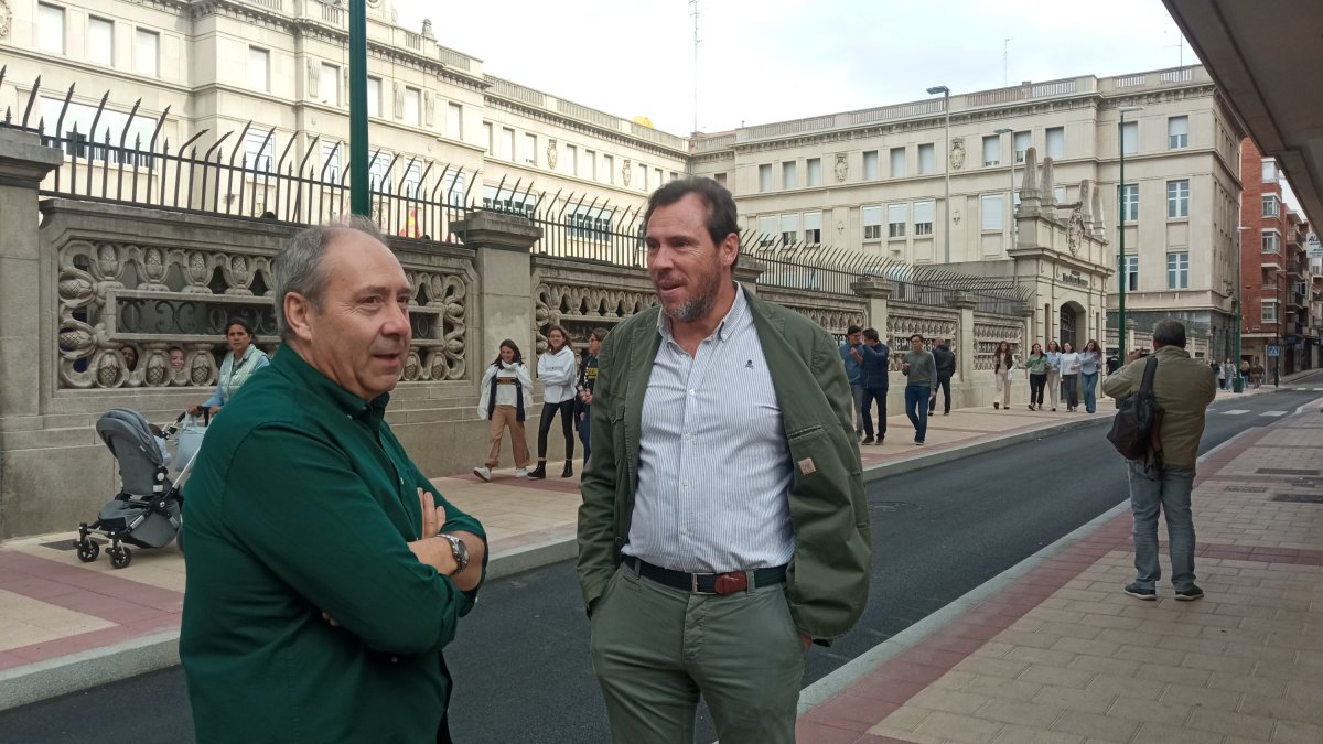 El director del Lourdes, Jorge Meneses, y Puente frente al colegio. | E. M.