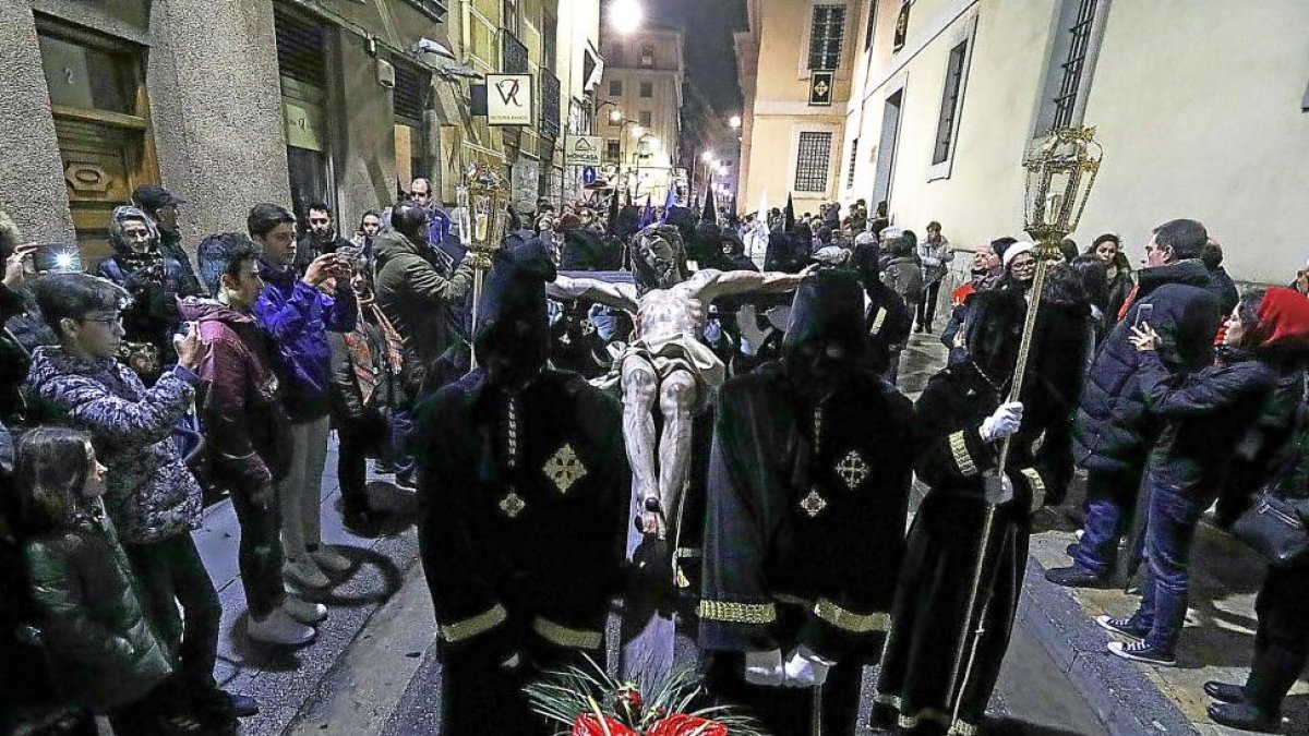 Imagen de la procesión de la Cofradía del Santo Entierro.-J.M. LOSTAU