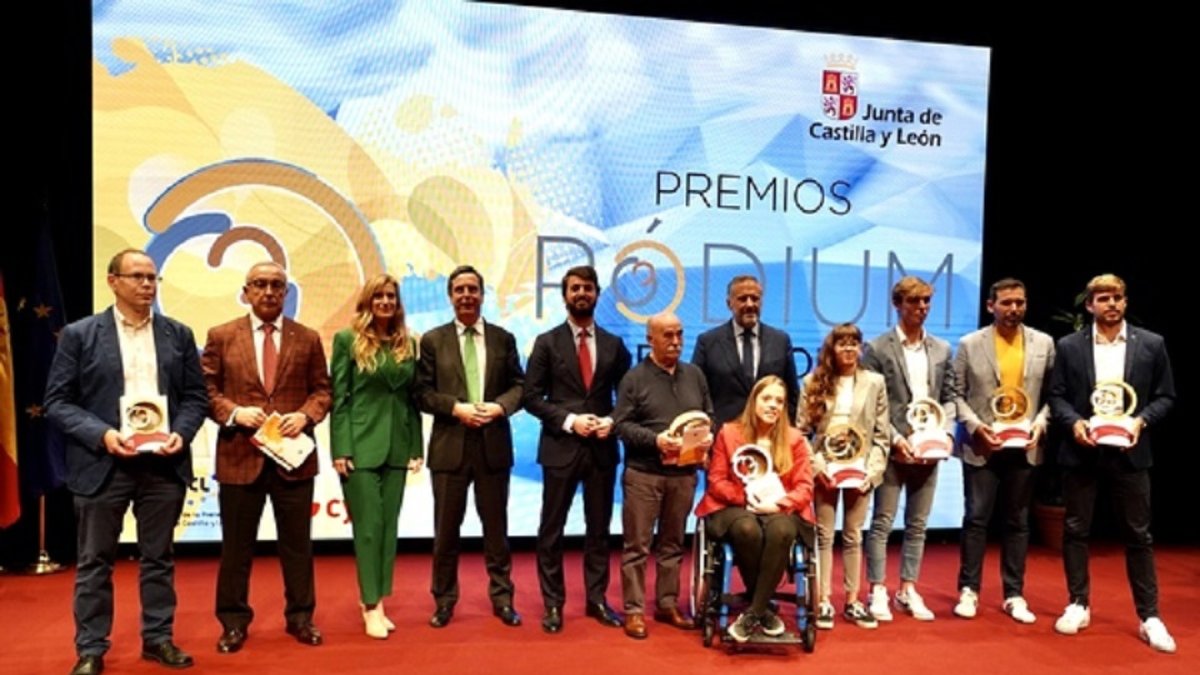 Foto de familia de los galardonados en los Premios Pódium 2021 de la Junta de Castiilla y León. / ICAL