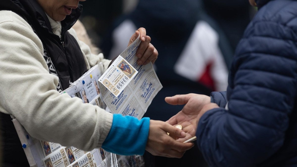 Una persona compra Lotería de Navidad en una imagen de archivo - EUROPA PRESS