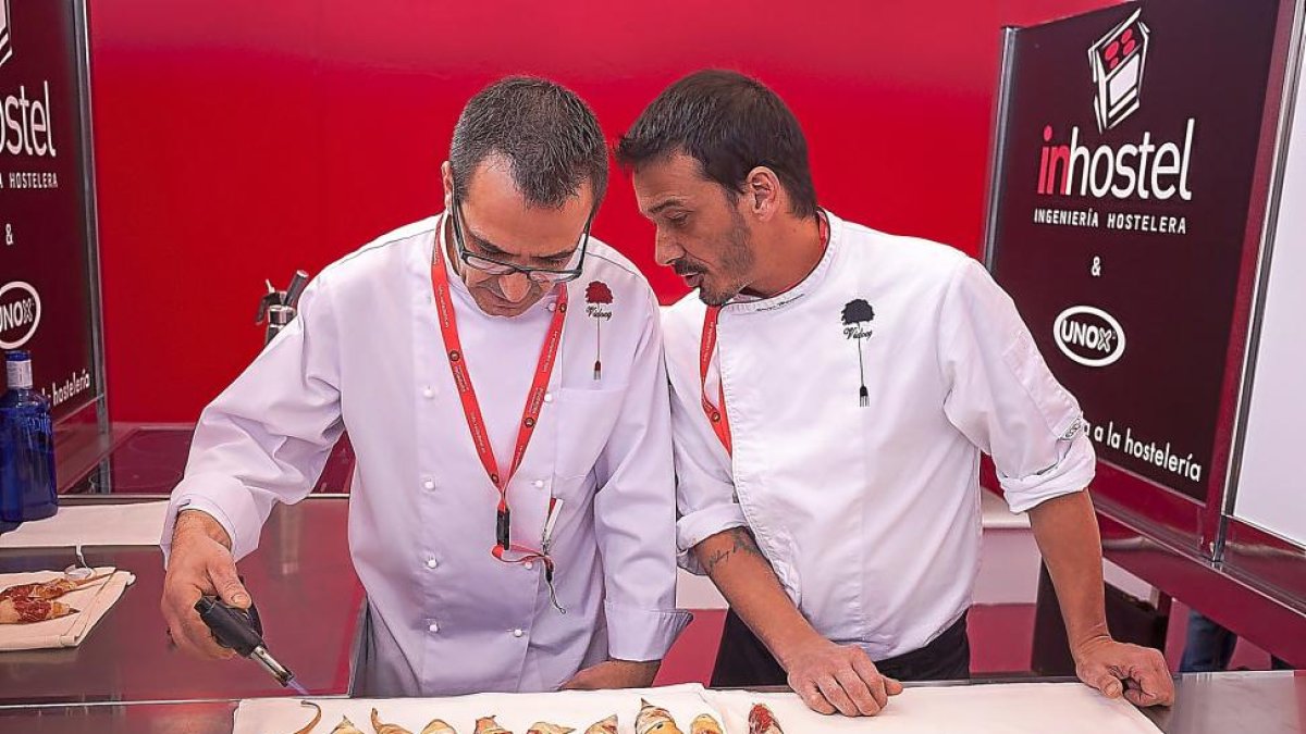 Dos cocineros ultiman una de las tapas presentadas a concurso.-PABLO REQUEJO (PHOTOGENIC)