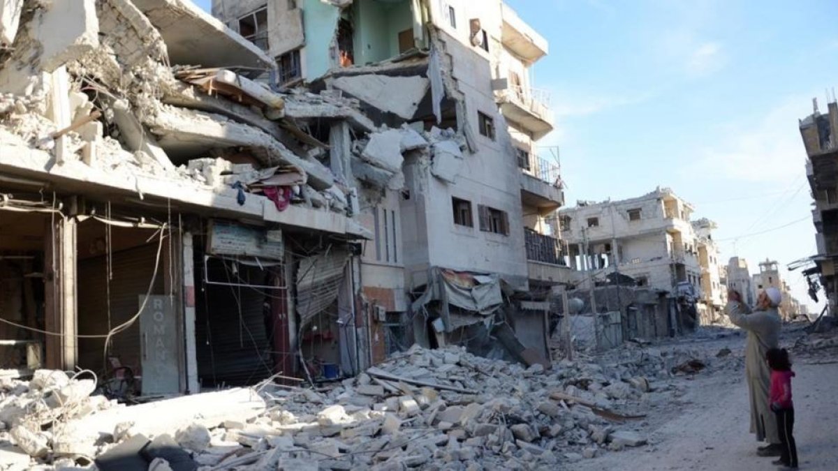 Edificios destrozados en una calle de Al Bab, en el noroeste de Siria, el 23 de febrero.-NAZEER AL-KHATIB