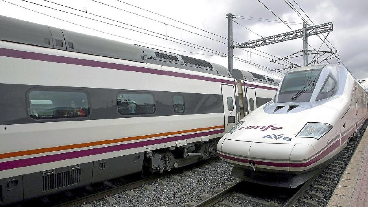Un tren de Alta Velocidad llega a la estación de Campo Grande de Valladolid.